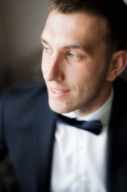 Damat sabah hazırlığı. Yakışıklı adam giyiniyor ve düğüne hazırlanıyor..