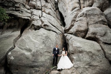 Harika bir gelin damada poz veriyor ve harika manzaralı dağlarda eğleniyor. Mesajlaşacak yer, düğün çifti..