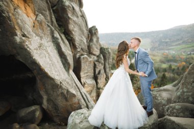 Güzel gelin ve damat evlendikleri gün kucaklaşıp öpüşüyorlar..