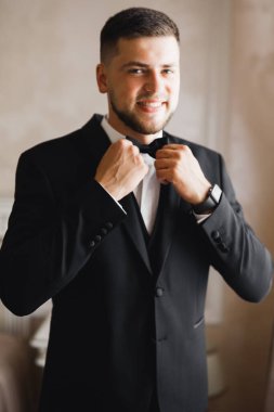 Damat sabah hazırlığı. Yakışıklı adam giyiniyor ve düğüne hazırlanıyor..