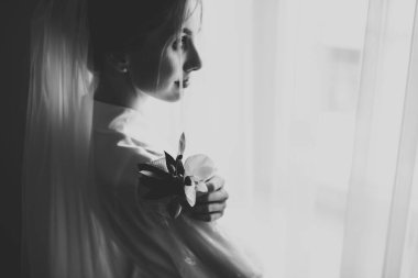 Çekici gelinin portresi, uzun saçlı, büyük buketli poz veren..