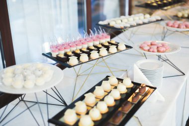 Düğün şekeri büfesinde lezzetli tatlılar, tatlılar, kekler..