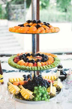 Çeşitli lezzetli tatlılar, yemek fikirleri ve kutlamalarla dolu bir büfe..