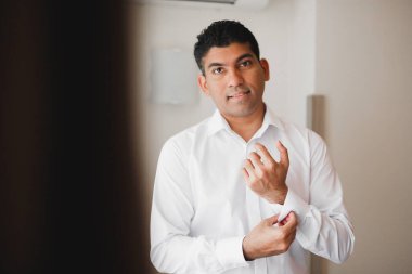 Damat sabah hazırlığı. Yakışıklı adam giyiniyor ve düğüne hazırlanıyor..