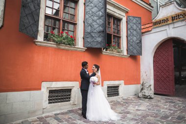 Lüks evli çift, gelin ve damat eski şehirde poz veriyor..