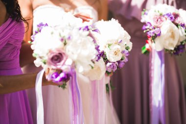 Gelin ve nedimeler düğün günü farklı çiçeklerden harika bir lüks düğün buketi tutuyor..