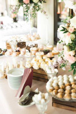 Lezzetli ve tatlı bir tatlı masası. Kapalı resepsiyonda küçük kekler ve shot 'lar var..