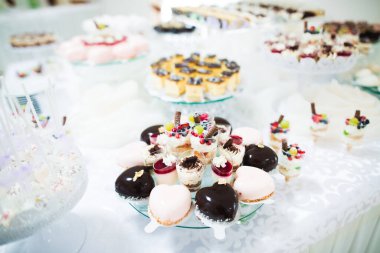 Çeşitli lezzetli tatlılar, yemek fikirleri ve kutlamalarla dolu bir büfe..