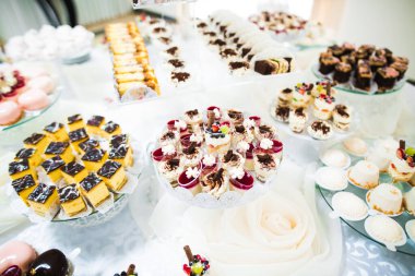 Çeşitli lezzetli tatlılar, yemek fikirleri ve kutlamalarla dolu bir büfe..