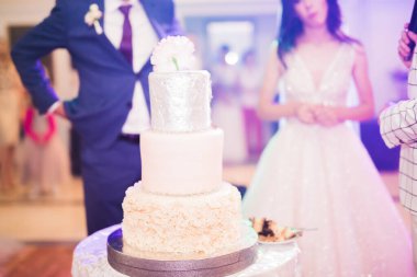 Masada süslü düğün pastası var..