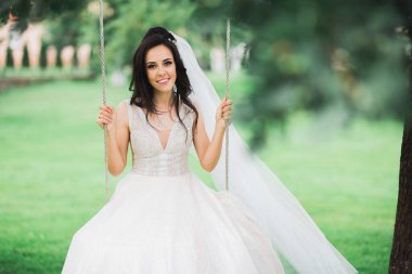 Zarif beyaz elbiseler içinde güzel bir gelin.