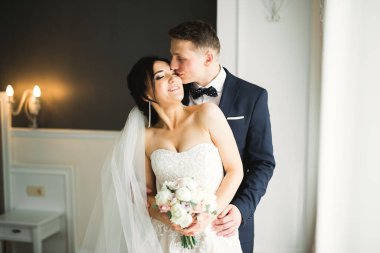 Genç ve güzel bir çiftin yakın çekimi..