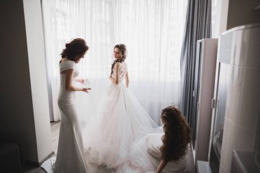 Gelinlikteki nedimelerin elleri. Düğün konseptinde mutlu evlilik ve gelinler..