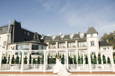 Güzel gelin ve damat evlendikleri gün kucaklaşıp öpüşüyorlar..