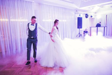 Restoranda dans eden mutlu yeni evliler..