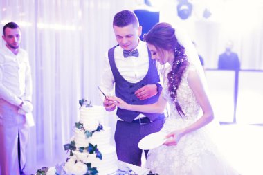 Gelin ve damat düğün pastasını kesiyor..