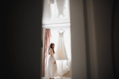 Tüylü, lüks makyaj, saç stili, stüdyo içi fotoğraf çekimi olan güzel bir gelin..