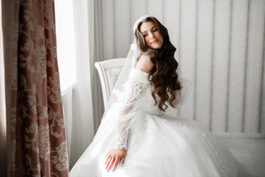 Zarif beyaz elbiseler içinde güzel bir gelin.