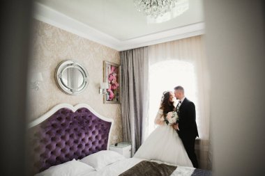 Göz kamaştırıcı mutlu çift birbirine yakın duruyor ve gözlerinin içine bakıyor..