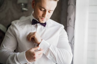 Damat sabah hazırlığı. Yakışıklı adam giyiniyor ve düğüne hazırlanıyor..