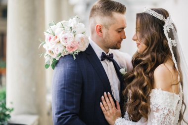 Göz kamaştırıcı mutlu çift birbirine yakın duruyor ve gözlerinin içine bakıyor..