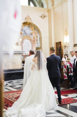 Düğün çifti kilisede evleniyor..