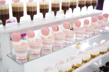 Çeşitli lezzetli tatlılar, yemek fikirleri ve kutlamalarla dolu bir büfe..