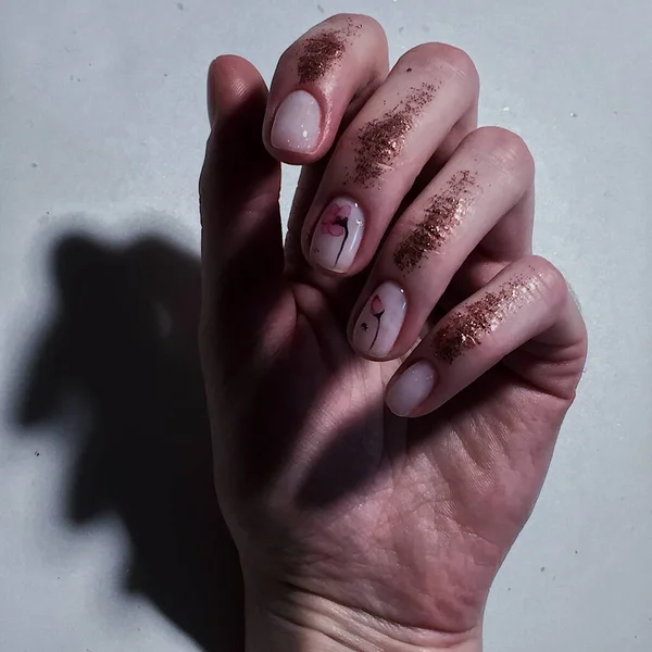 Mão Menina Bonita Com Uma Manicure Brilhante Fundo Branco — Fotografia de Stock