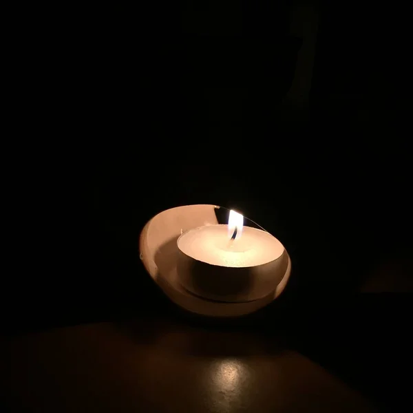 Brennende Kerze Auf Dunklem Hintergrund — Stockfoto