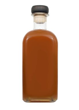 Açık kahverengi içecek ya da sıvıyla izole edilmiş bir şişe. Beyaz arkaplanda dikey resim.
