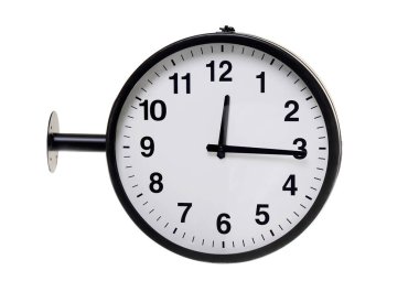 İzole edilmiş duvar saati 12: 15 'i gösteriyor. Beyaz arkaplanda izole edilmiş nesnenin yatay görüntüsü.