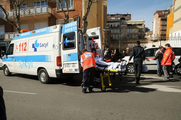 Ambulans, bir trafik kazasında yaralanan biriyle dolu. Sağlık görevlileri yaralı adamı sedyeye koydu..