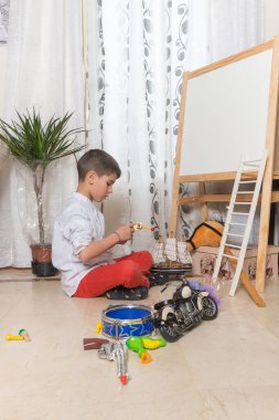 Evde oynayan 8 yaşında bir çocuk..