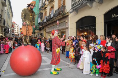  Caddede palyaço ve hokkabazlarla dolu renkli karnaval geçidi.