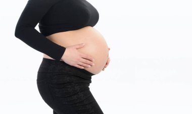 Elleri karnında hamile bir kadın..