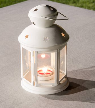 Yıldızlı beyaz fener ve geceleri yanan mum..