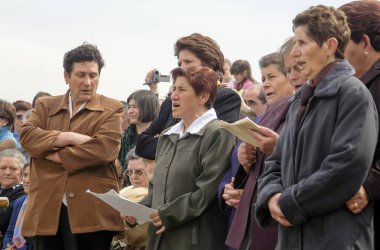 İspanya, Zamora 'da kutsal hafta. Bercianos de Aliste 'nin Kutsal Cenaze Töreni. Kasabanın kadınları ayin sırasında şarkı söyler..