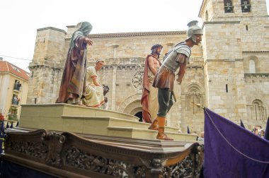 İspanya, Zamora 'da kutsal hafta. Santa Vera Cruz Kardeşliği alayı Kutsal Perşembe günü öğleden sonra. Cümlenin Adımları.