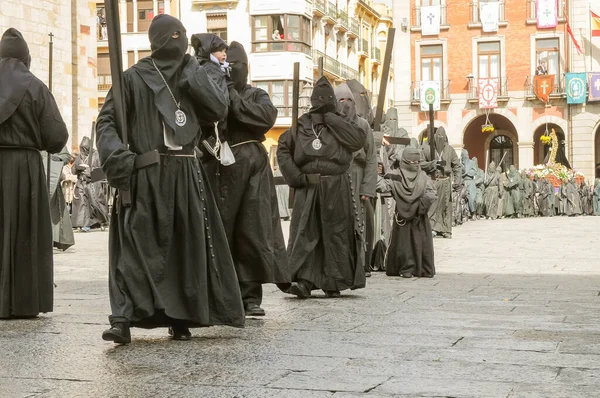 聖週間ザモーラで スペイン 良い金曜日の朝にジェス ナザレノ ヴァルゴ会の同胞団の行列 黒の服を着て街のメイン広場を練り歩く — ストック写真