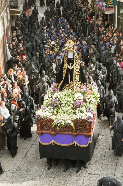 聖週間サモラで スペイン 良い金曜日の朝にイエス ナザレオ ヴルゴの会衆の同胞団の行列 孤独の聖母の通過と黒の服を着た悔悟 — ストック写真