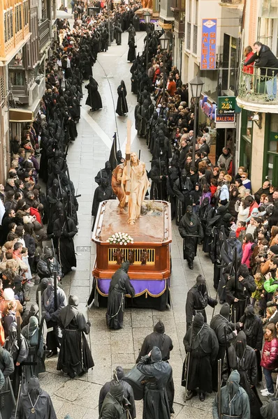 聖週間ザモーラで スペイン 良い金曜日の朝にジェス ナザレノ ヴァルゴ会の同胞団の行列 償還の通過と都市の通りを黒いパレードに身を包んだ悔悟者 — ストック写真