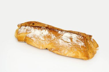Geleneksel İspanyol rustik ekmek somunu beyaz arka planda yakın çekim ve izole.