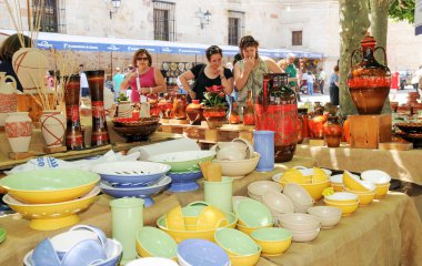 Porselen kaseler ve eşyalar Zamora 'daki açık çömlekçilik fuarında. San Pedro 'nun Zamora' daki azize şenliklerinde seramik ve çömlek sanatları fuarı.