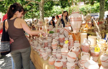 Zamora şehrindeki bir seramik fuarında vazo ve kil kaplar. San Pedro 'nun Zamora' daki azize şenliklerinde seramik el sanatları fuarı. İspanya