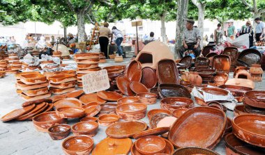 Zamora şenliklerindeki seramik panayırında çamur bulaşık ve tencereler. San Pedro 'nun Zamora' daki azize şenliklerinde seramik ve çömlek sanatları fuarı.