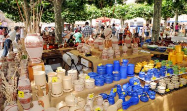 Zamora 'daki bir sanat fuarında satılık renkli seramik eşyalar. San Pedro 'nun Zamora' daki azize şenliklerinde seramik ve çömlek sanatları fuarı.