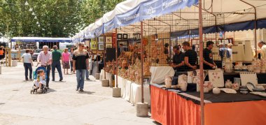 Zamora 'da bir meydanda, alıcılar ve turistler tarafından ziyaret edilen çömlek ve seramik tezgahları. San Pedro 'nun Zamora' daki azize şenliklerinde seramik ve çömlek sanatları fuarı.