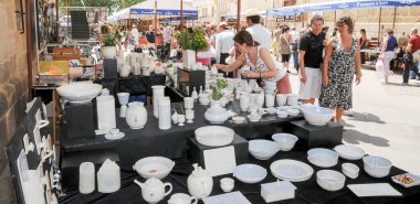 Zamora 'da geleneksel bir seramik fuarında seramik kaseler ve çömlekler. İspanya. San Pedro 'nun Zamora' daki azize şenliklerinde seramik ve çömlek sanatları fuarı.