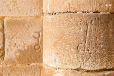 Santa Mara de Moreruela 'daki 12. yüzyıl sarnıç manastırının taş duvarındaki taş işaretidir. Zamora. İspanya. Duvara kazınmış tabelaların yakın görüntüsü.