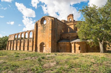 İspanya 'nın Zamora kentinde, Santa Maria de Moreruela' daki 12. yüzyıl Sarnıç Manastırı cephesi. İnsansız tarihi ve ünlü anıtın yatay görüntüsü, turistler tarafından çok ziyaret edilen bir bina.